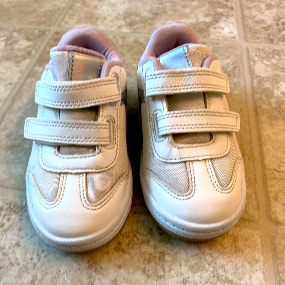 1 pair of toddler tennis shoes